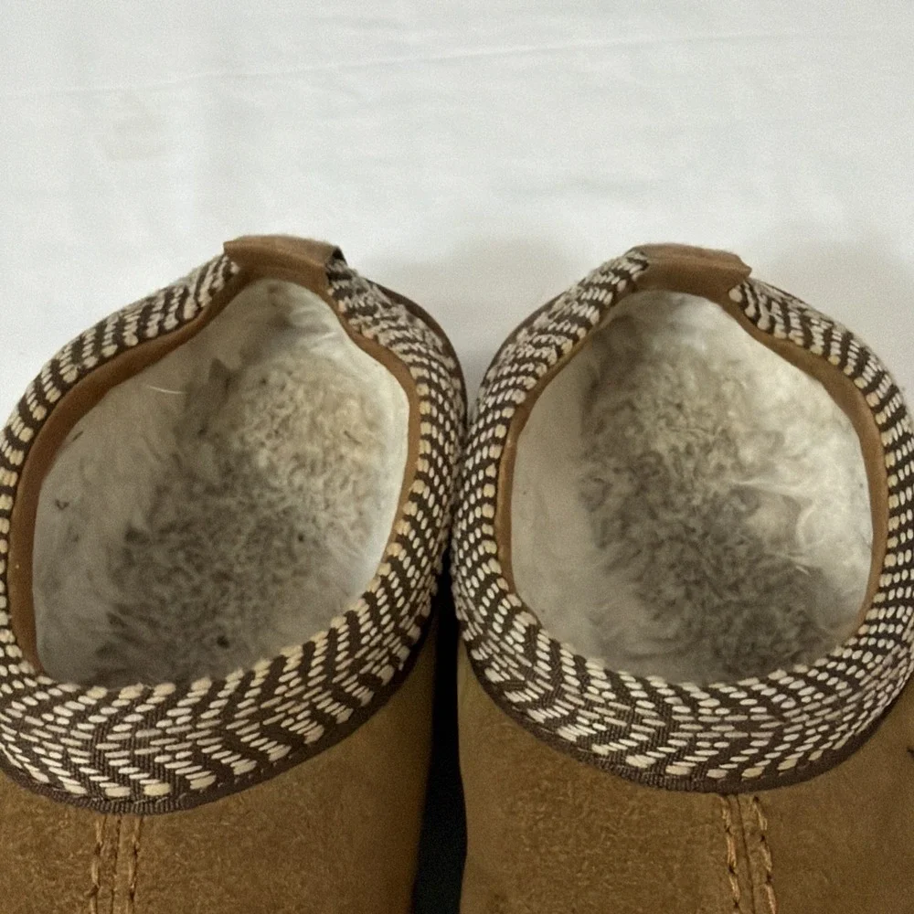Gently Used Shoes Women's Kookaburra UGGs size 9‎ Casual Slip On Fit Comfy Suede